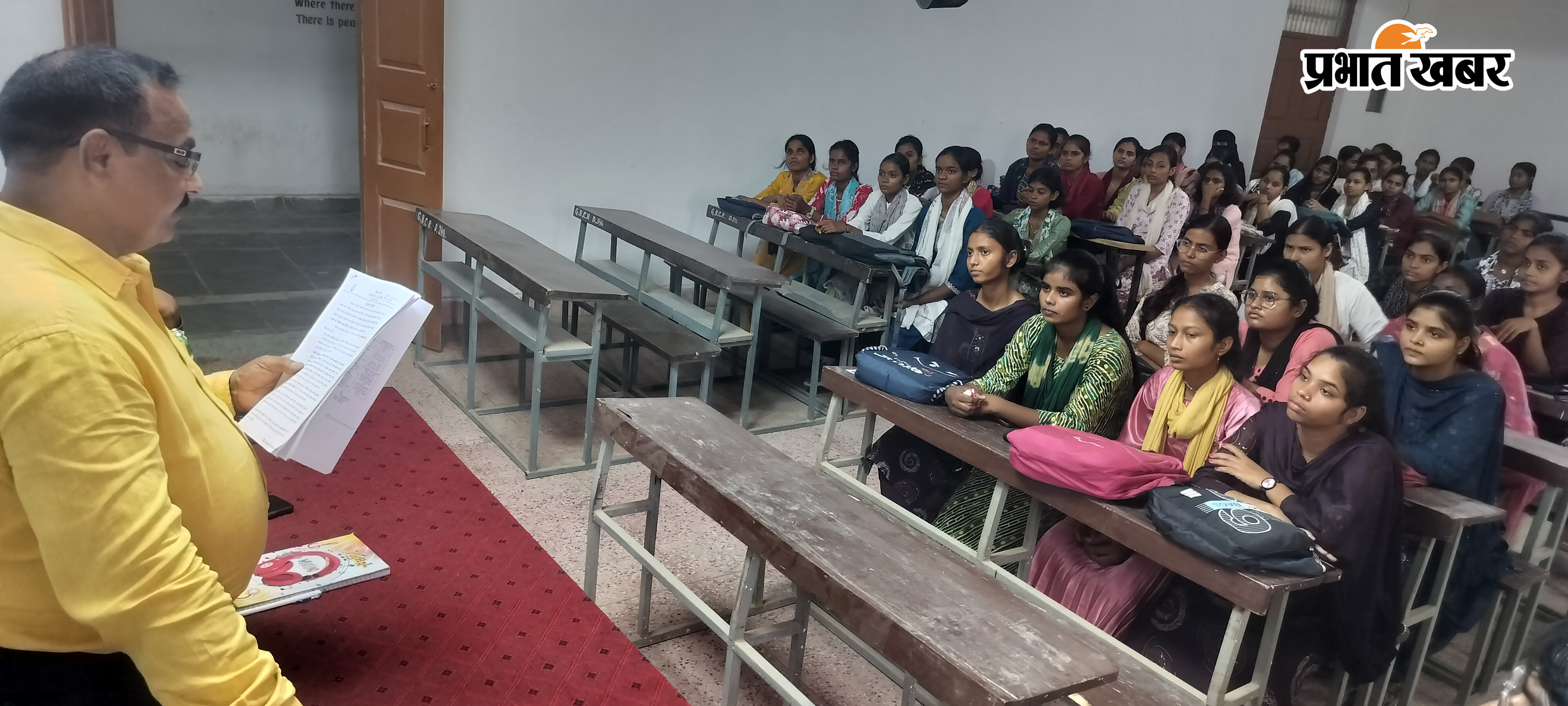 छात्राओं को सहयोग पोर्टल के बारे में बताते प्राचार्य प्रोफेसर डाक्टर विनोद कुमार सिंह | Prabhat Khabar Network