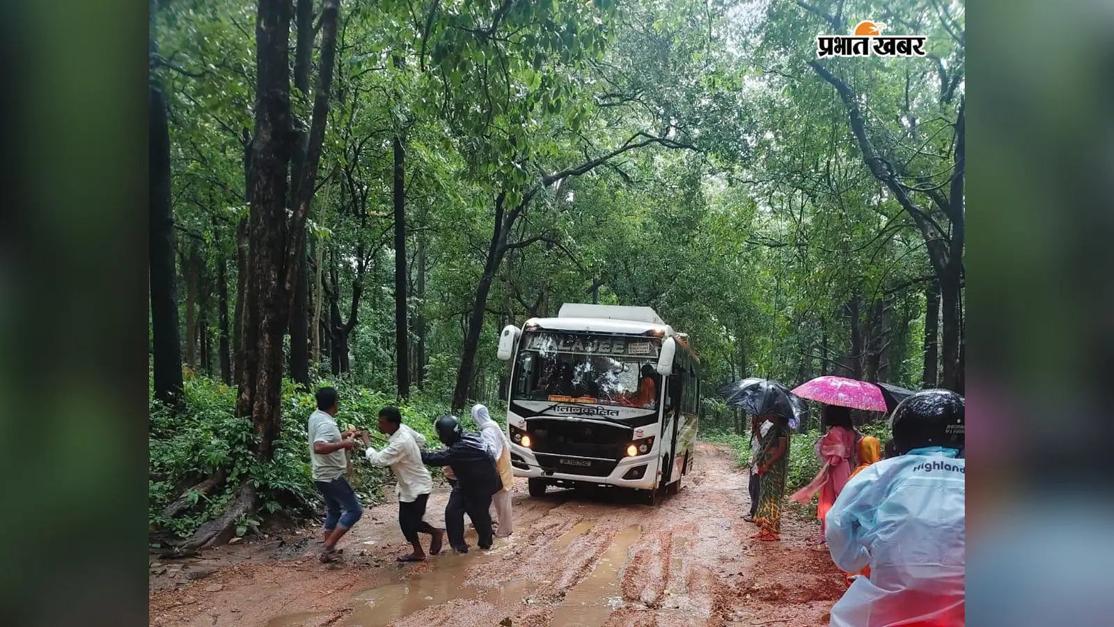 लातेहार में दलदल बनी सड़क में फंसी बस, एक घंटे तक जाम, तीसरी बार हुई घटना से ग्रामीणों में रोष