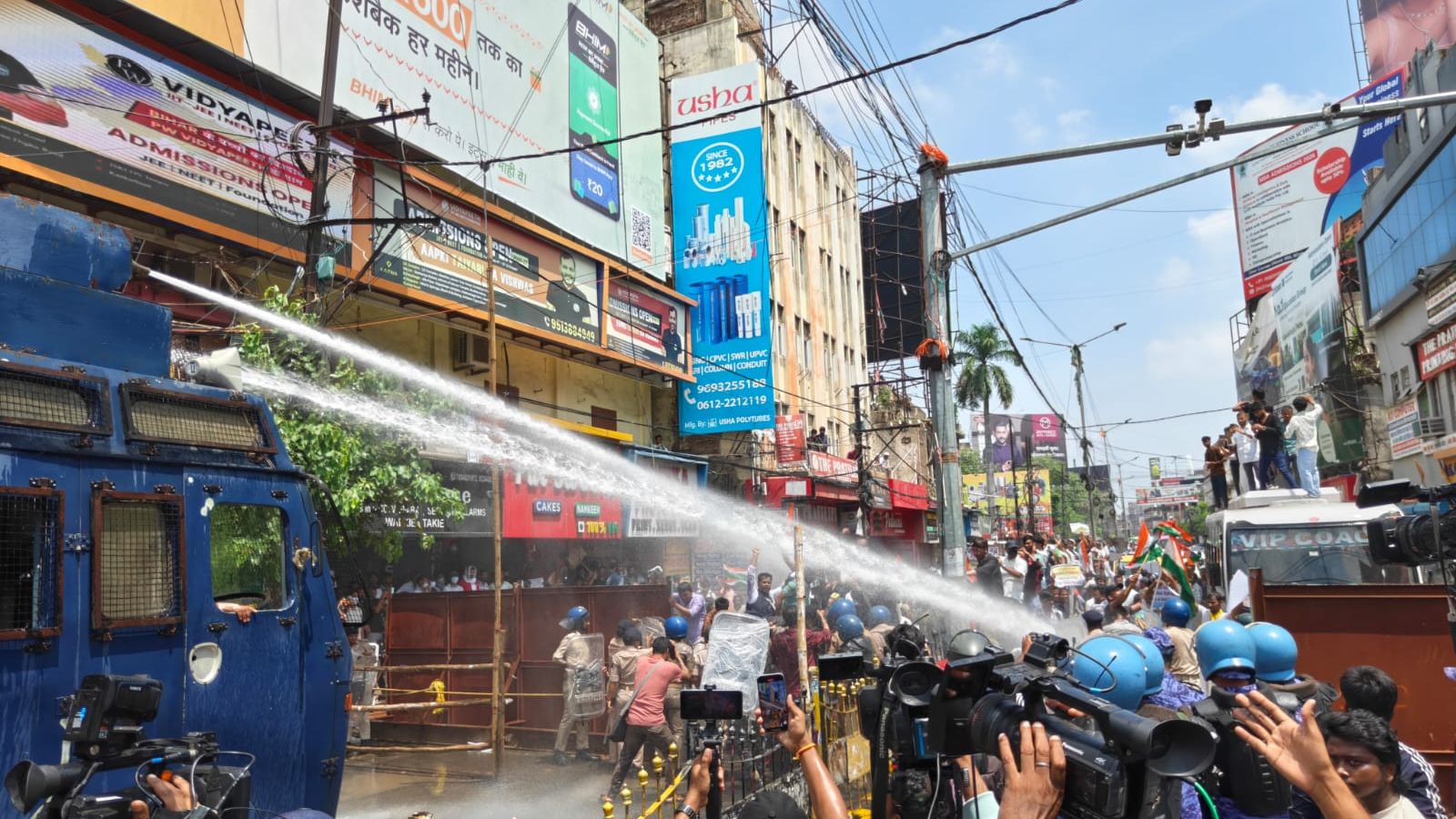 प्रदर्शनकारियों पर वाटर कैनन का प्रयोग