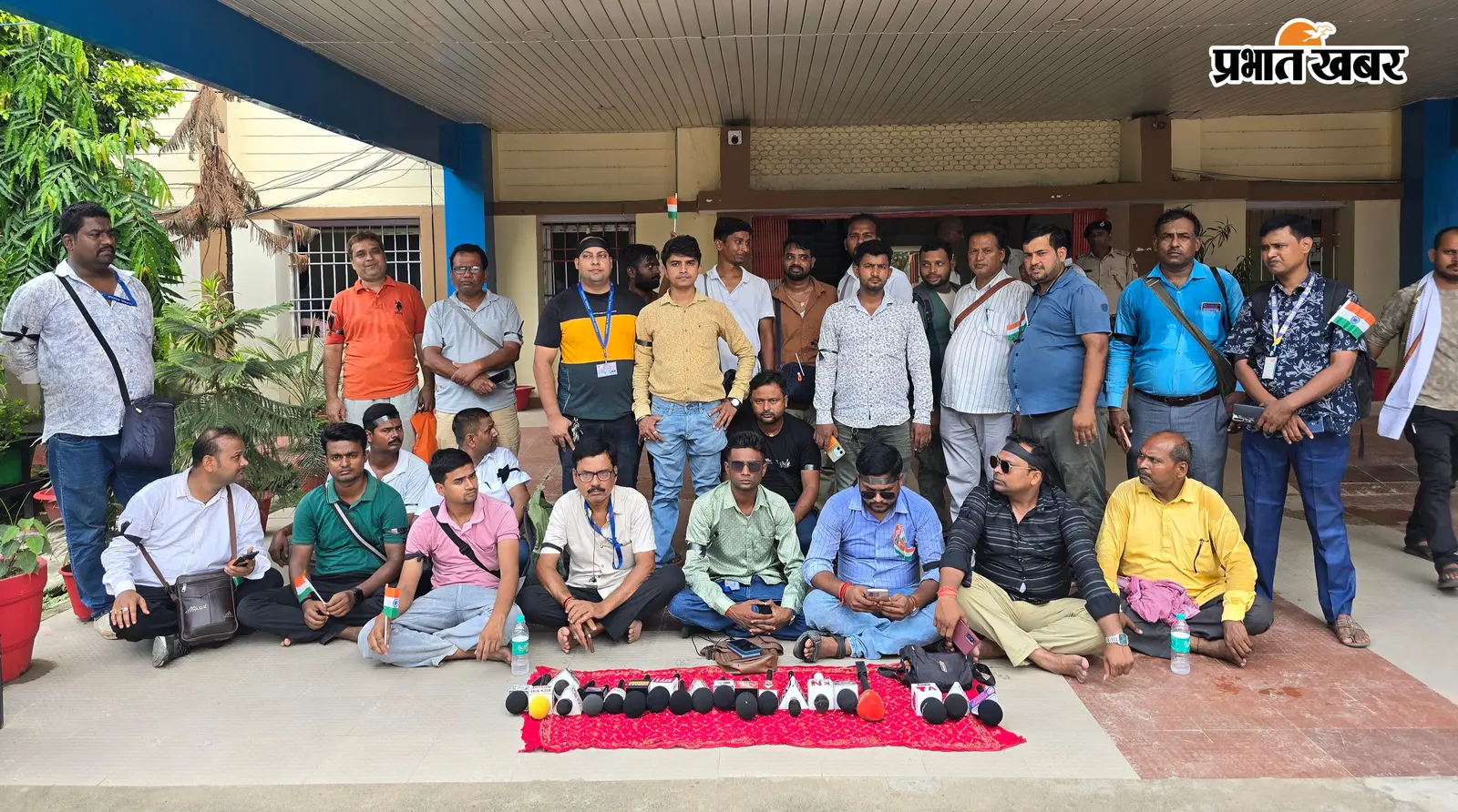 वैशाली : सीएम सम्राट के कार्यक्रम का नहीं मिला पास, डीएम कार्यालय के बाहर धरने पर बैठे पत्रकार