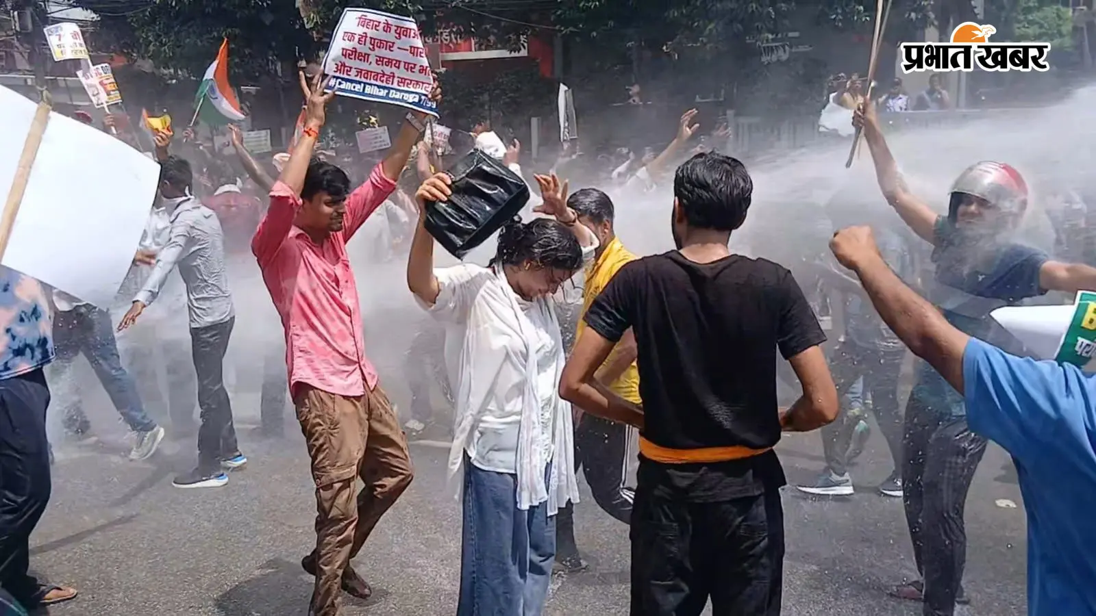 Patna Student Protest: प्रदर्शन के बीच चला वाटर कैनन तो शैंपू लगाकर नहाने लगे छात्र, वीडियो वायरल