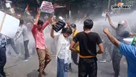 Patna Student Protest: प्रदर्शन के बीच चला वाटर कैनन तो शैंपू लगाकर नहाने लगे छात्र, वीडियो वायरल