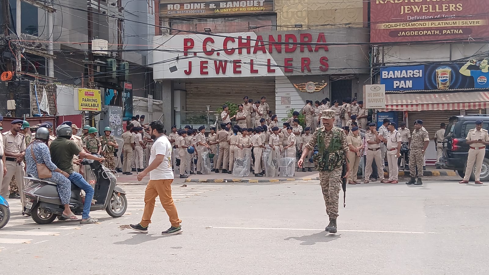 डाकबंगला चौराहे को पुलिस छावनी बनाया