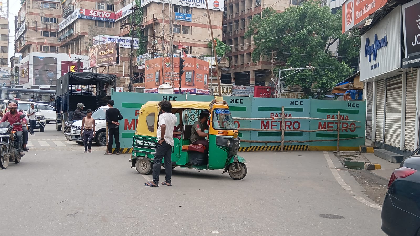 मेट्रो के लिए लगे बैरिकेड्स का भी इस्तेमाल