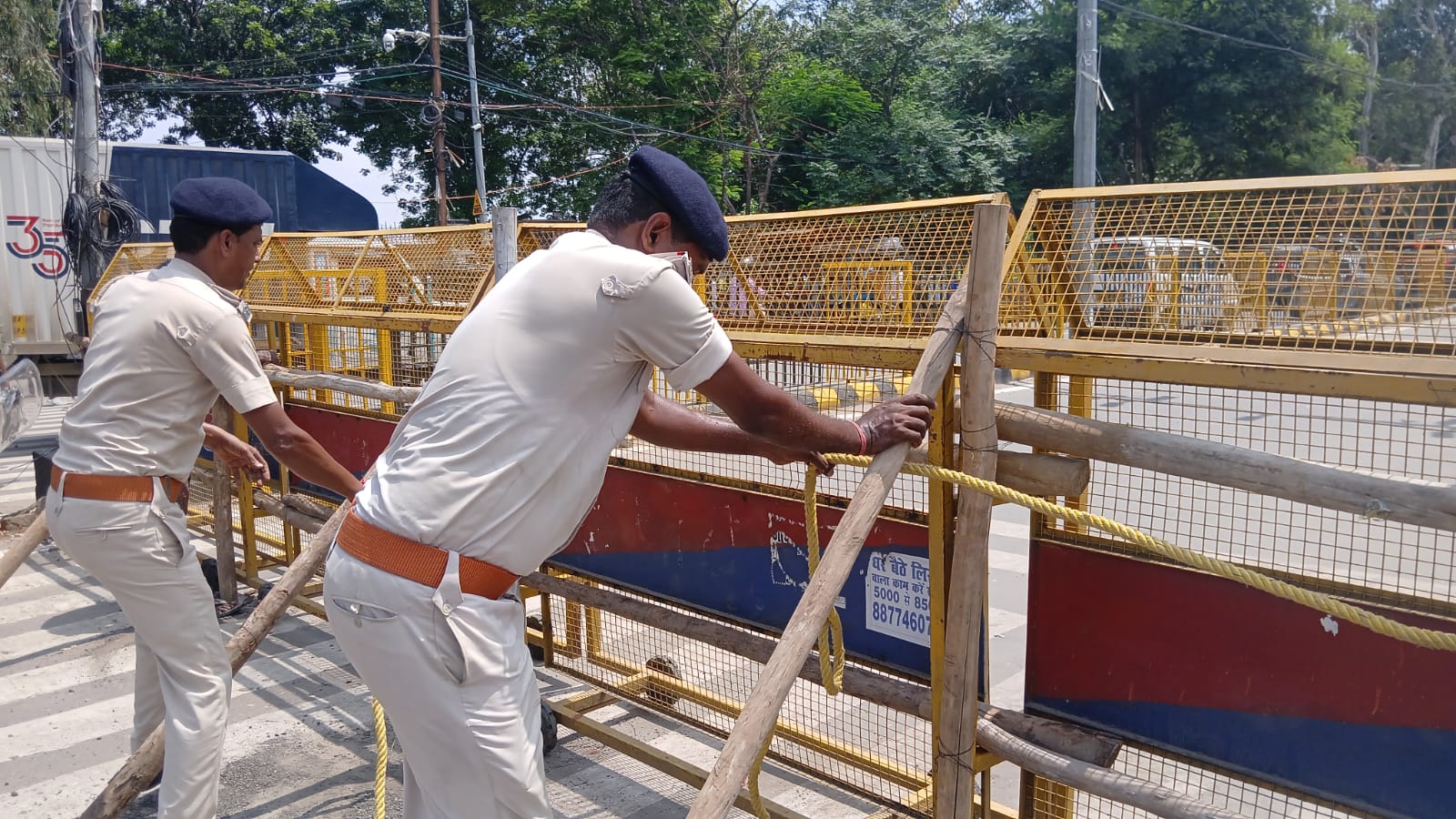 छात्रों को रोकने के लिए बैरिकेडिंग