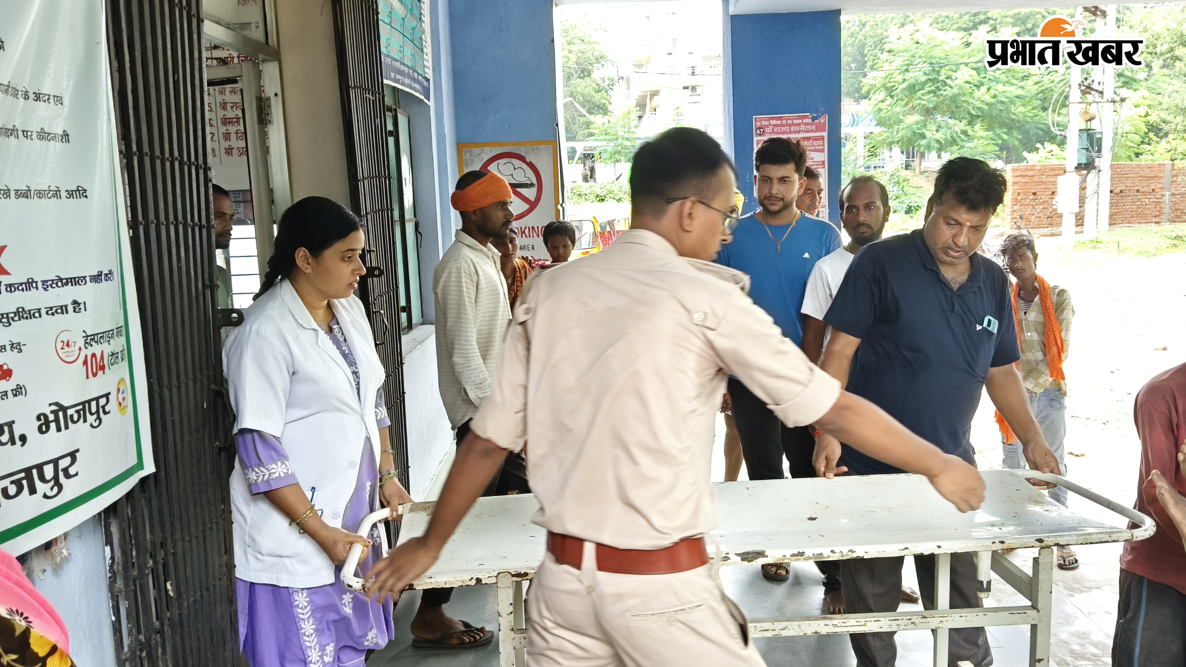 स्ट्रेचर पर घायल युवक को ले जाती पुलिस  | Prabhat Khabar Network