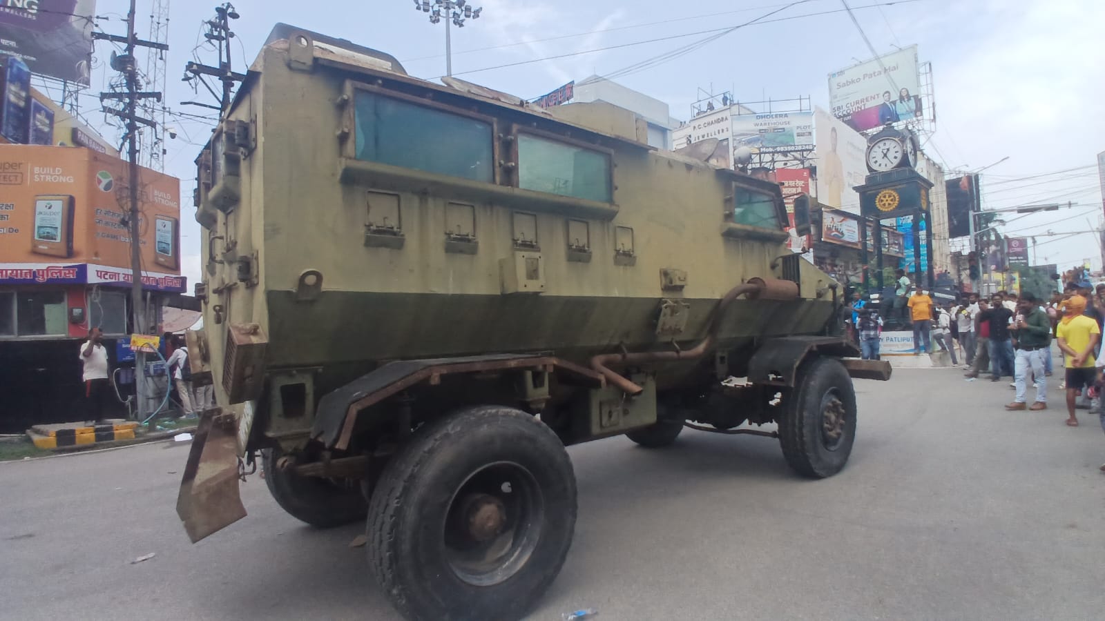 पटना की सड़क पर उतरी बख्तरबंद गाड़ी (MPV)