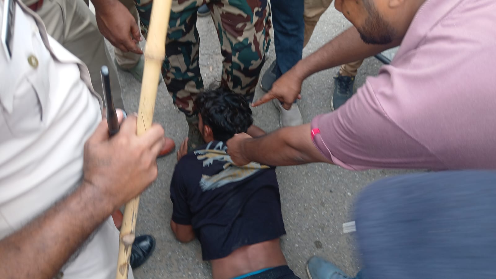 पुलिकर्मी के पैरों में गिरा छात्र