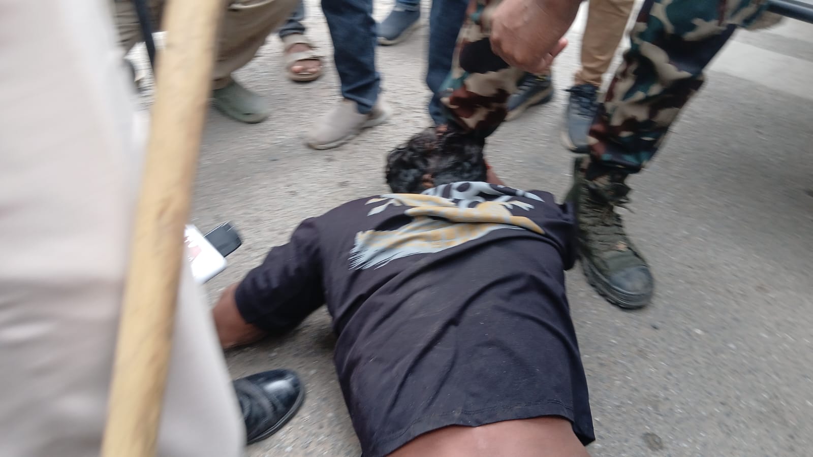 पुलिस से कहा- छोड़ दीजिए सर