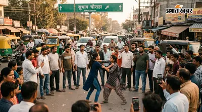 प्रयागराज: सुभाष चौराहा बना WWE रिंग! दो युवतियों में चले ऐसे दांव-पेंच कि ट्रैफिक छोड़ तमाशा देखने लगी जनता; VIDEO वायरल