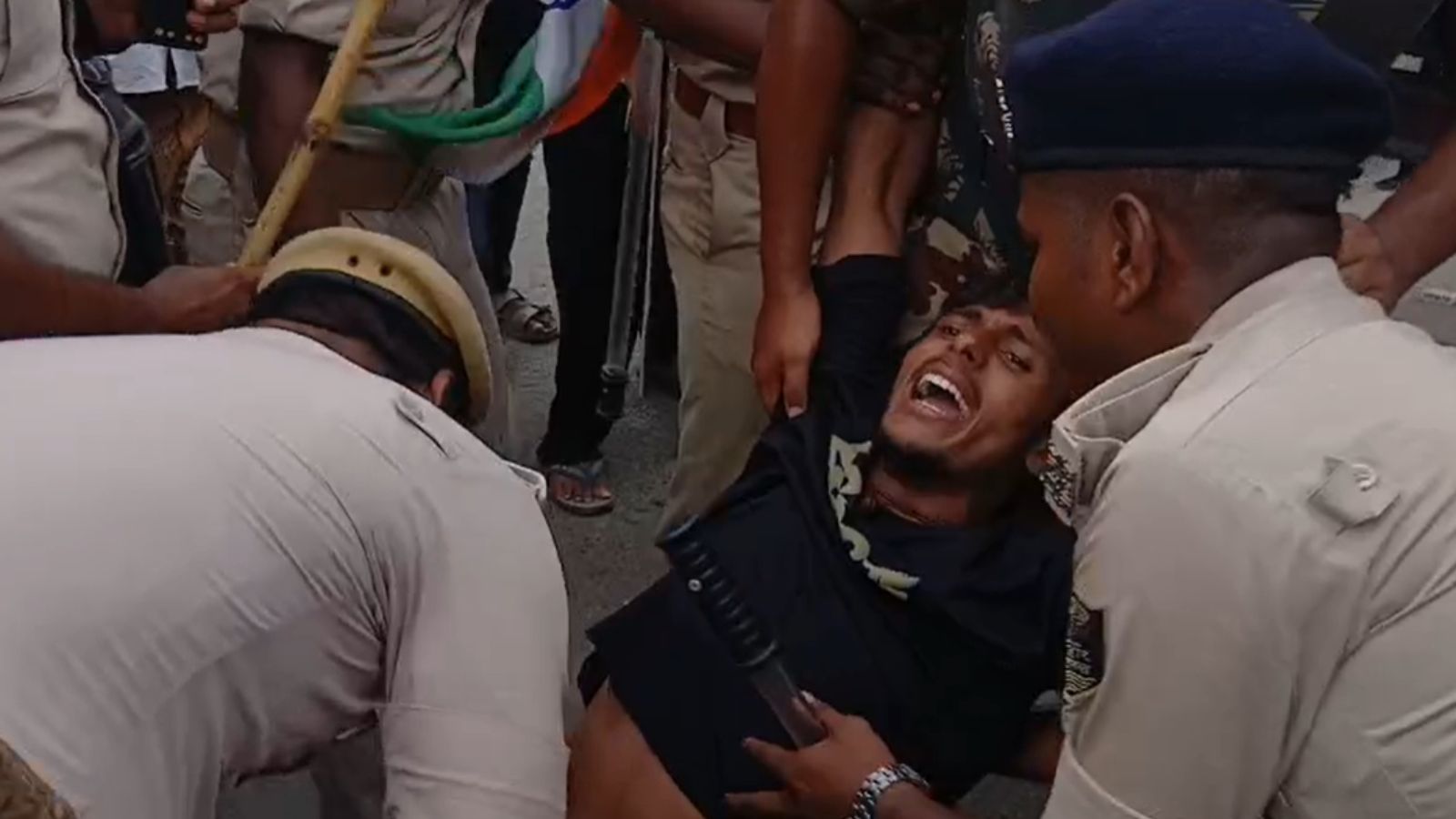 छात्र को उठाकर ले जाती पुलिस