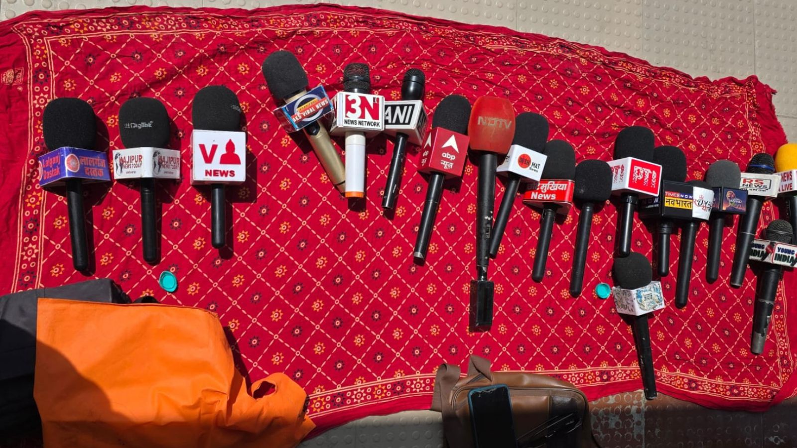 पत्रकारों ने किया माइक डाउन 