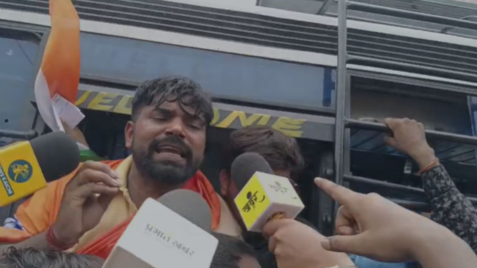 मुख्य सचिव से मिलने जाते छात्र