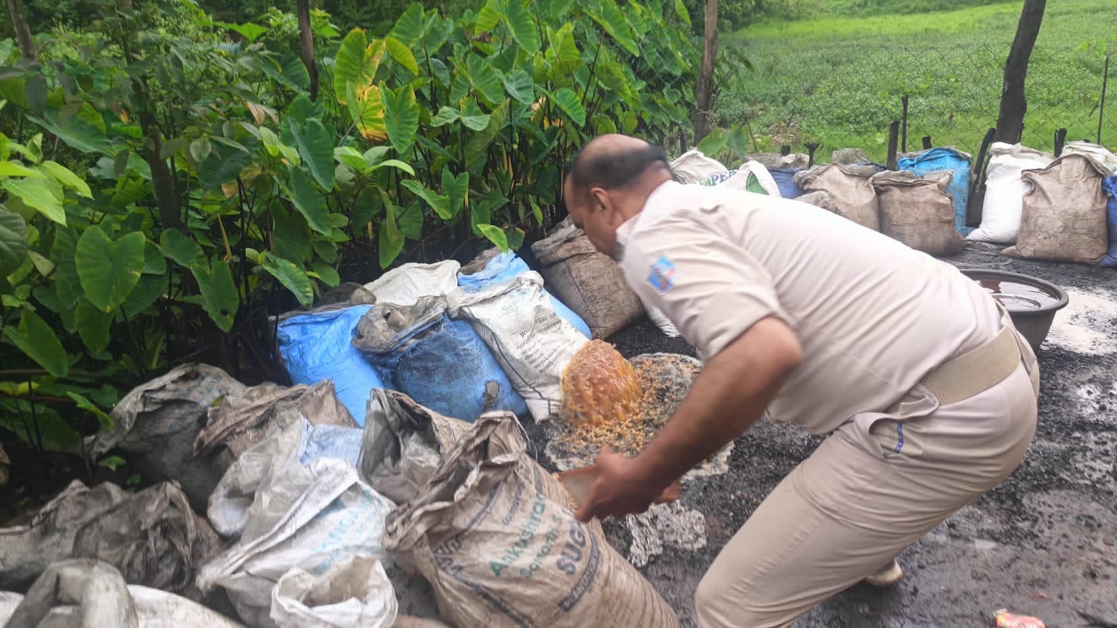 शराब जब्त करती उत्पाद विभाग की टीम