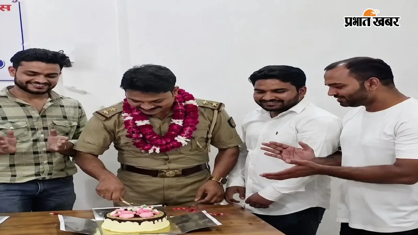 मेरठ में चौकी के अंदर दारोगा का Birthday Celebration, साथ दिखा अपराधिक मुकदमों वाला युवक, VIDEO वायरल