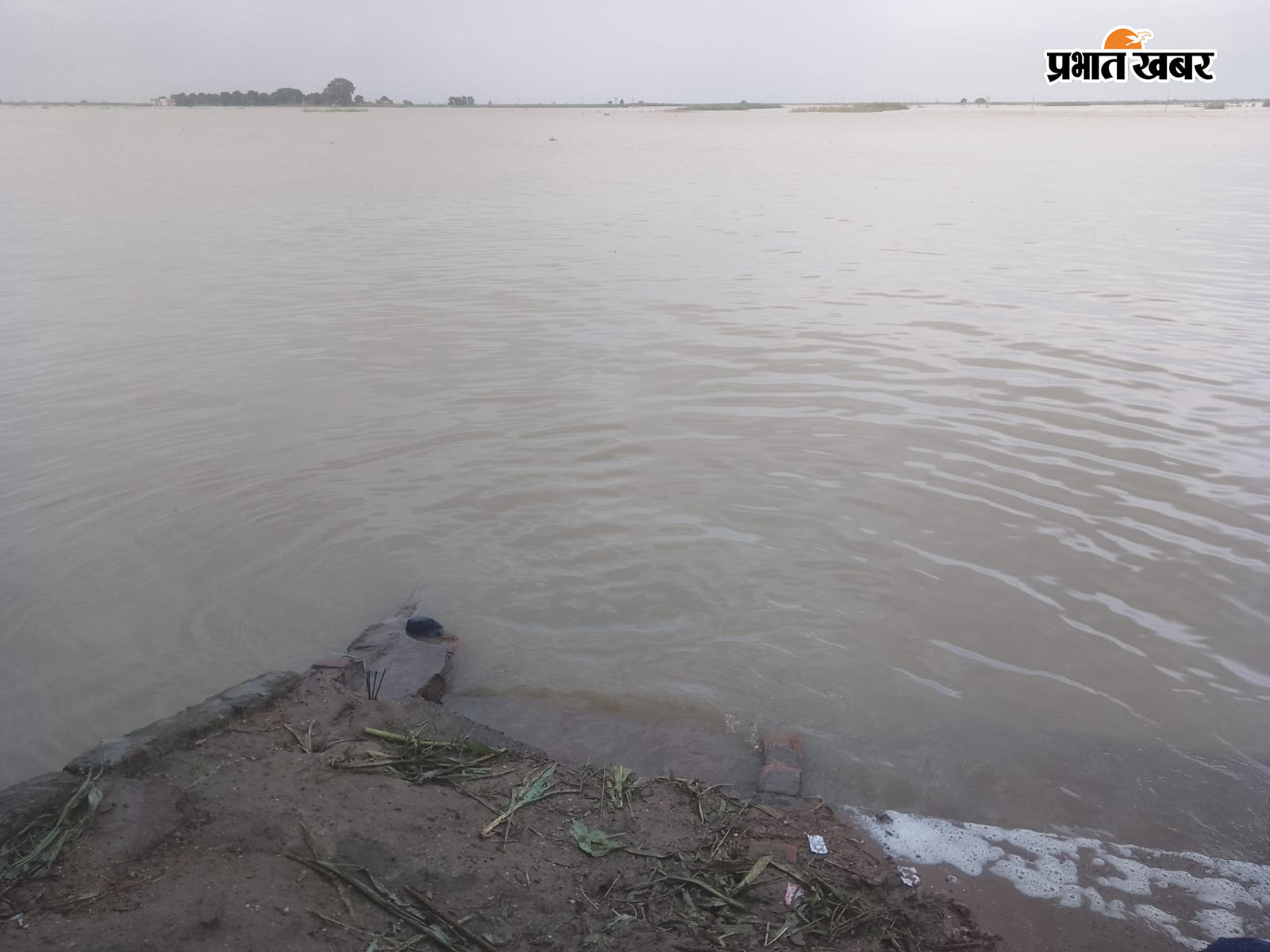 कियुल नदी में बाढ़ के पानी का सैलाब, एक फीट पानी बढने से डूबी सीढ़ी, सहारे के लिए नाव तैयार  | Prabhat Khabar Network