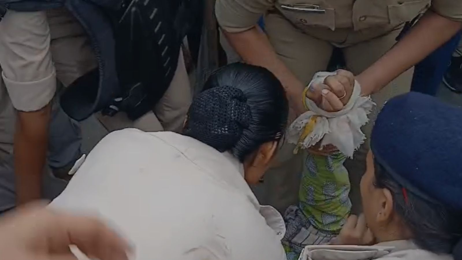 छात्रा को लेकर जाती महिला पुलिस