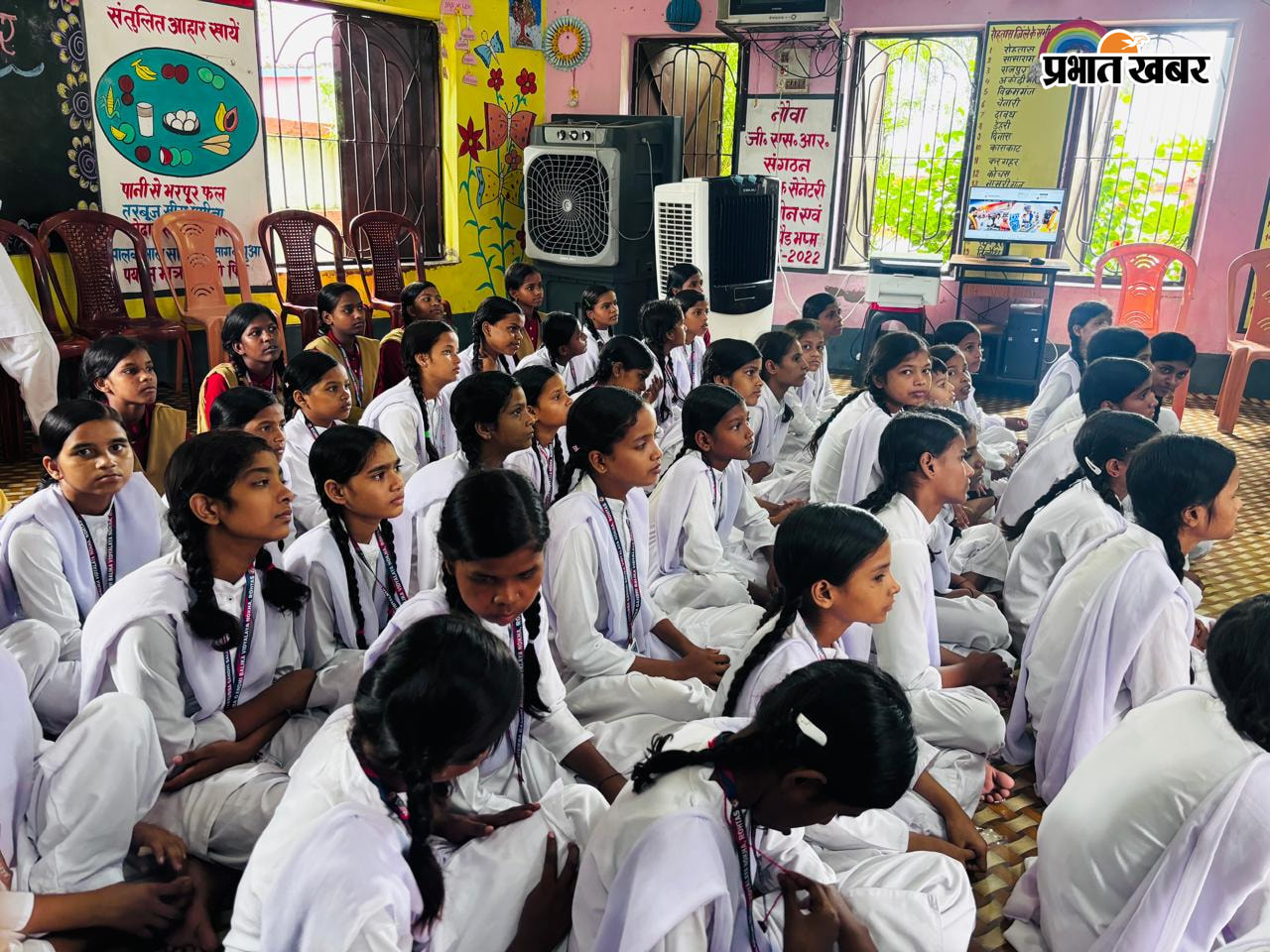 फोटो कैप्शन: विद्यार्थी सहयोग शिविर में छात्राओं को पोर्टल की जानकारी देतीं बीडीओ शैफाली | Prabhat Khabar Network