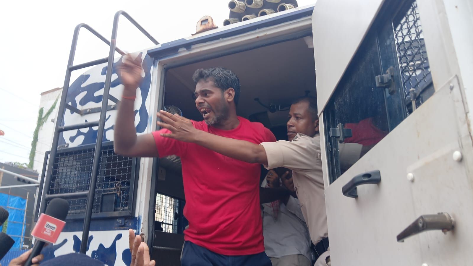 किसानों को लेकर जाती पुलिस