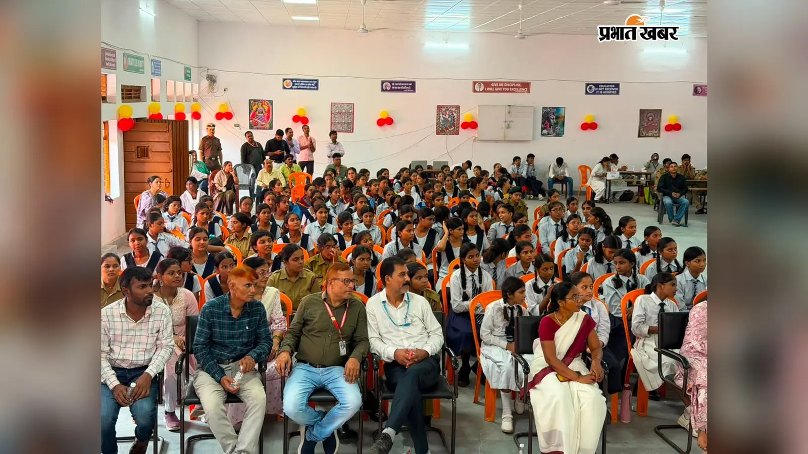 औरंगाबाद: बारुण JNV में 'साइबर मंगलवार' पर जागरूकता सेमिनार, DM व SP ने छात्रों को सिखाए डिजिटल सुरक्षा और ठगी से बचाव के गुर