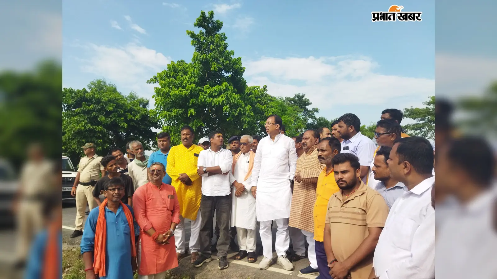 नौतन में गंडक का कटाव देख पहुंचे सांसद संजय जायसवाल, सैकड़ों एकड़ फसल बर्बाद, सड़क पर भी खतरा