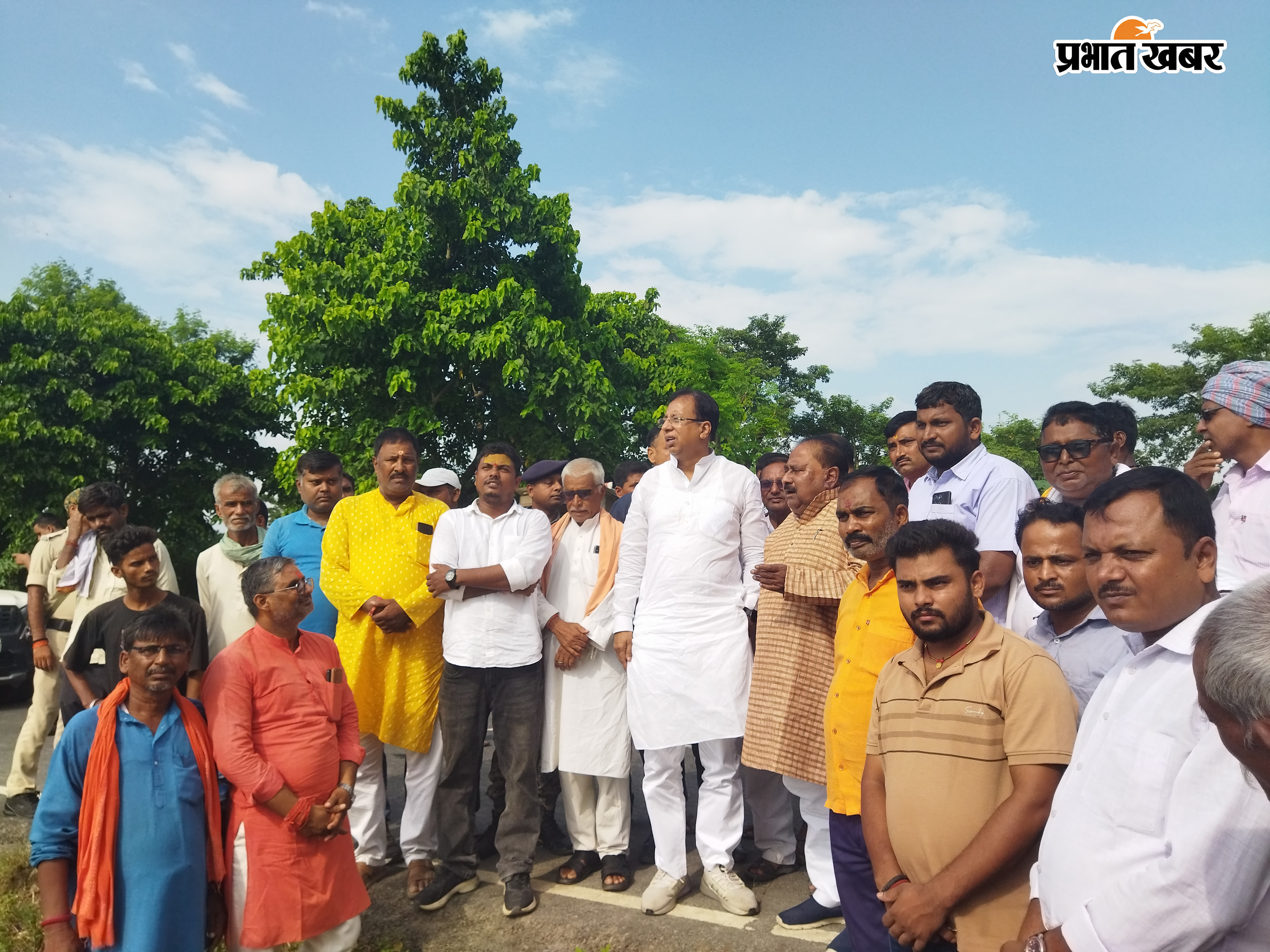 नदी का कटाव का निरीक्षण करते सांसद डां संजय जयसवाल विधायक नारायण प्रसाद व अन्य | Prabhat Khabar Network