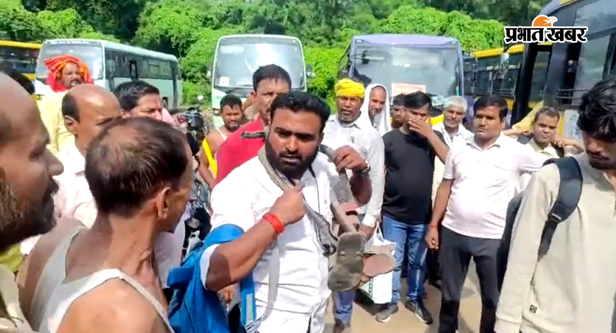 फ़ोटो कैप्शन-हड़ताल पर बस कर्मी व संवाहक को चप्पल के माला पहनाते हड़ताली कर्मी | Prabhat Khabar Network