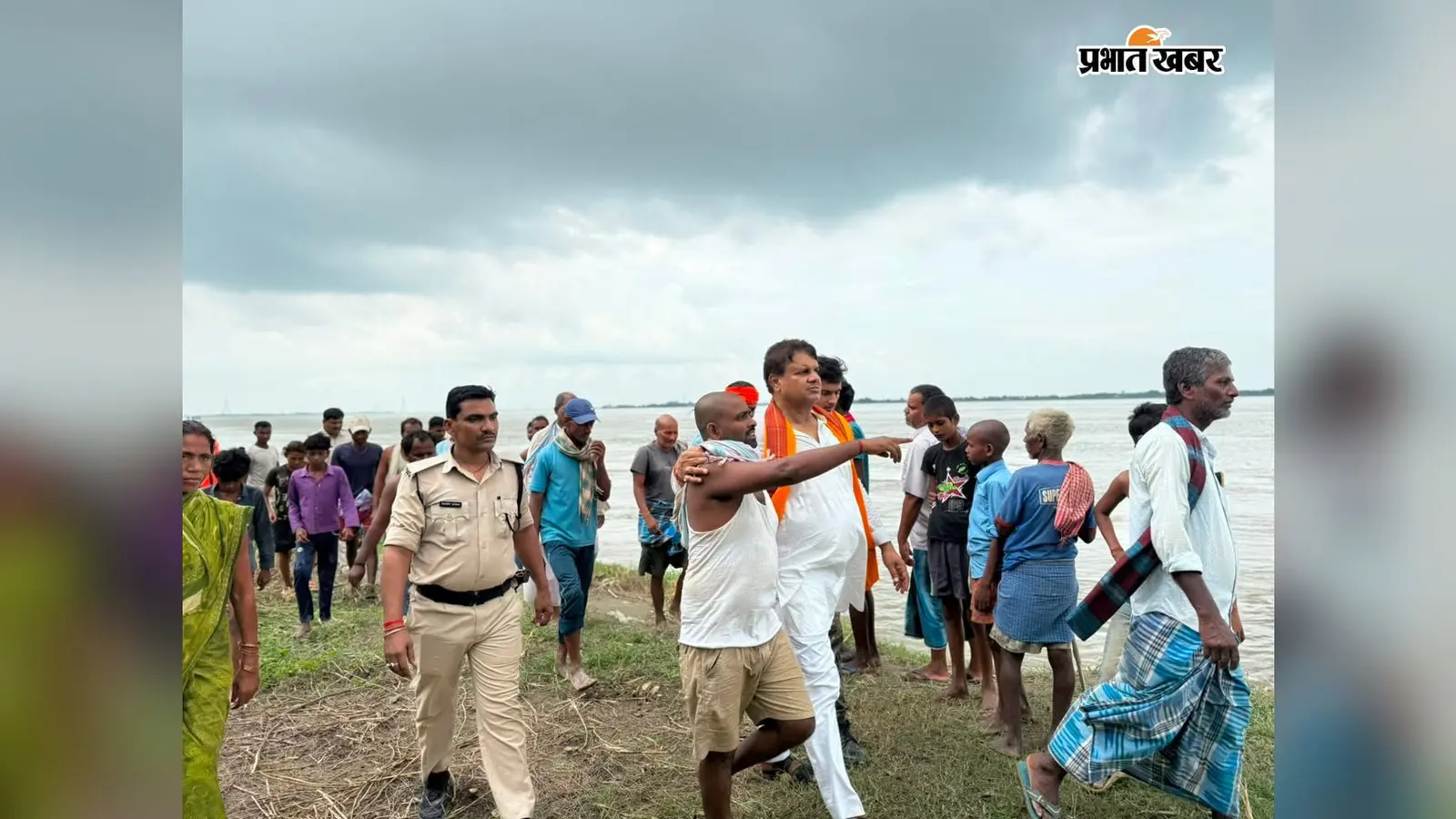 सहरसा में नाव से बाढ़ प्रभावित गांव पहुंचे विधायक, अफसरों को कटाव रोकने का निर्देश