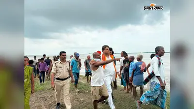 सहरसा में नाव से बाढ़ प्रभावित गांव पहुंचे विधायक, अफसरों को कटाव रोकने का निर्देश