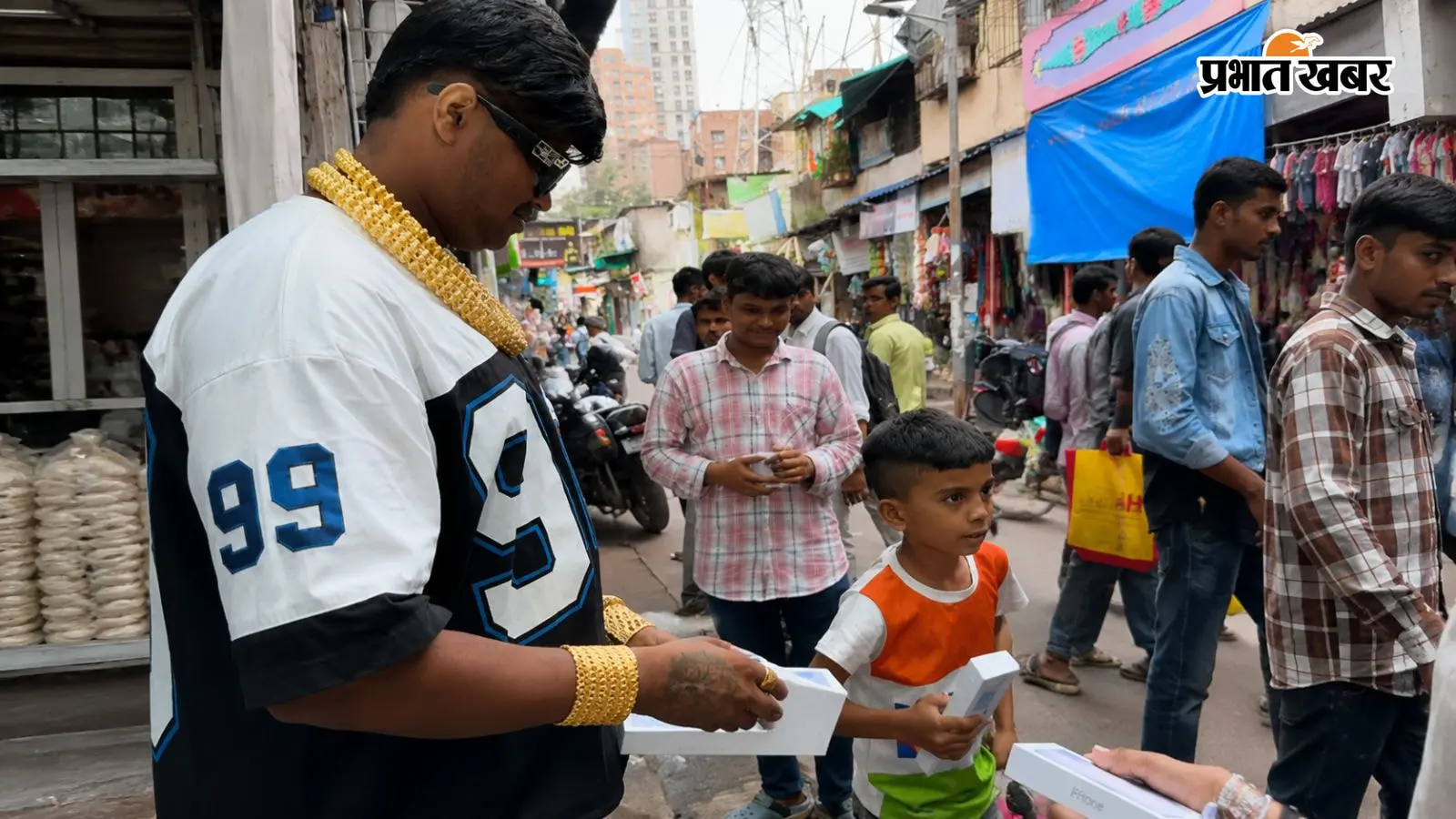 iPhone 15 के विवाद से परिवार की मौत के बाद करोड़पति ने बांटे iPhone!जानिए वायरल वीडियो का सच