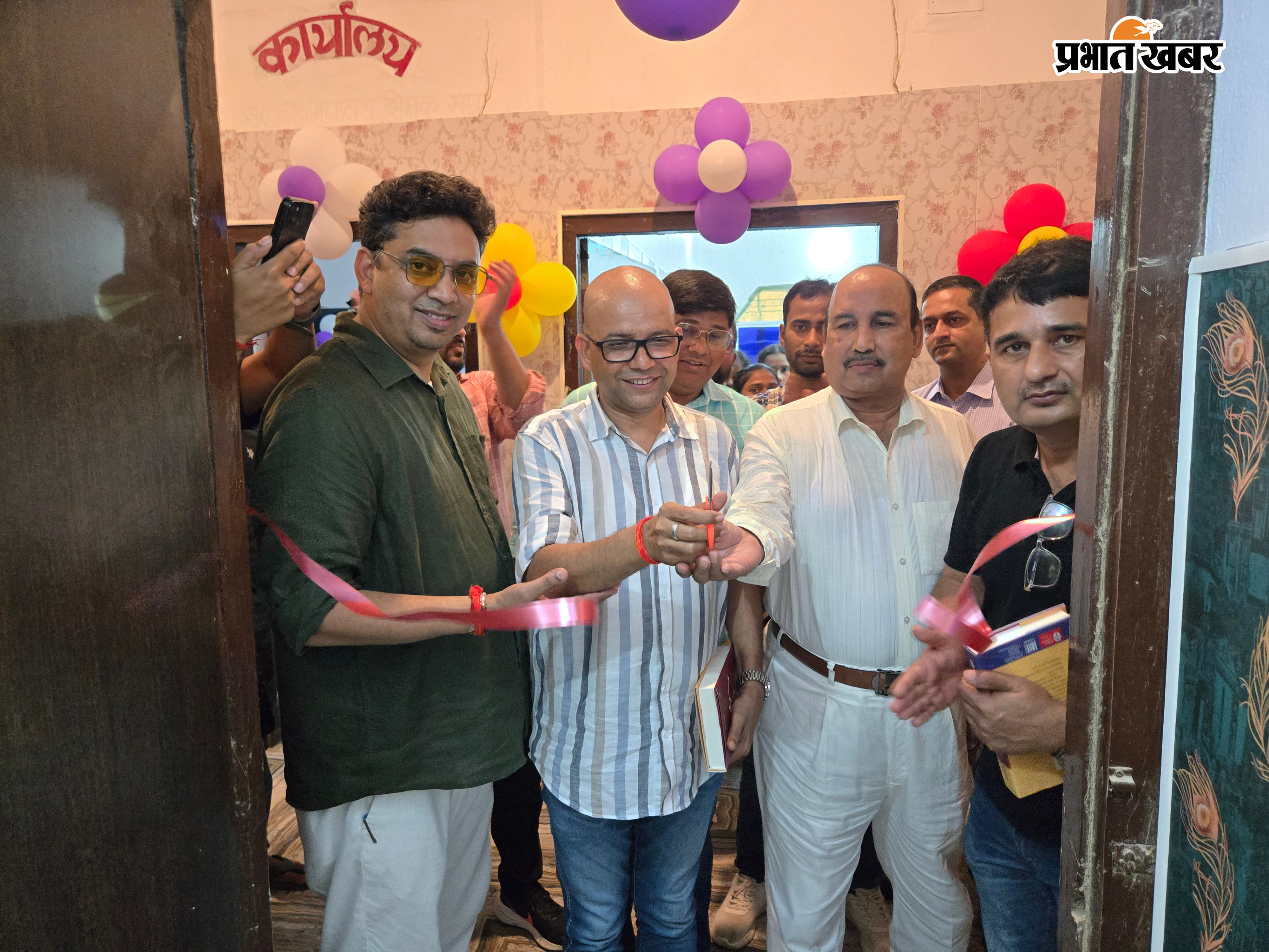 डिजिटल लाइब्रेरी का उद्घाटन करते अतिथि | Prabhat Khabar Network