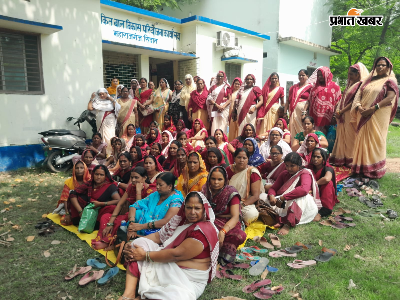 फोटो 1- पर्यवेक्षक को मांग पत्र सौंपते सेविका-सहायिका फोटो 2- प्रदर्शन करती हुई सेविका- सहायिका | Prabhat Khabar Network