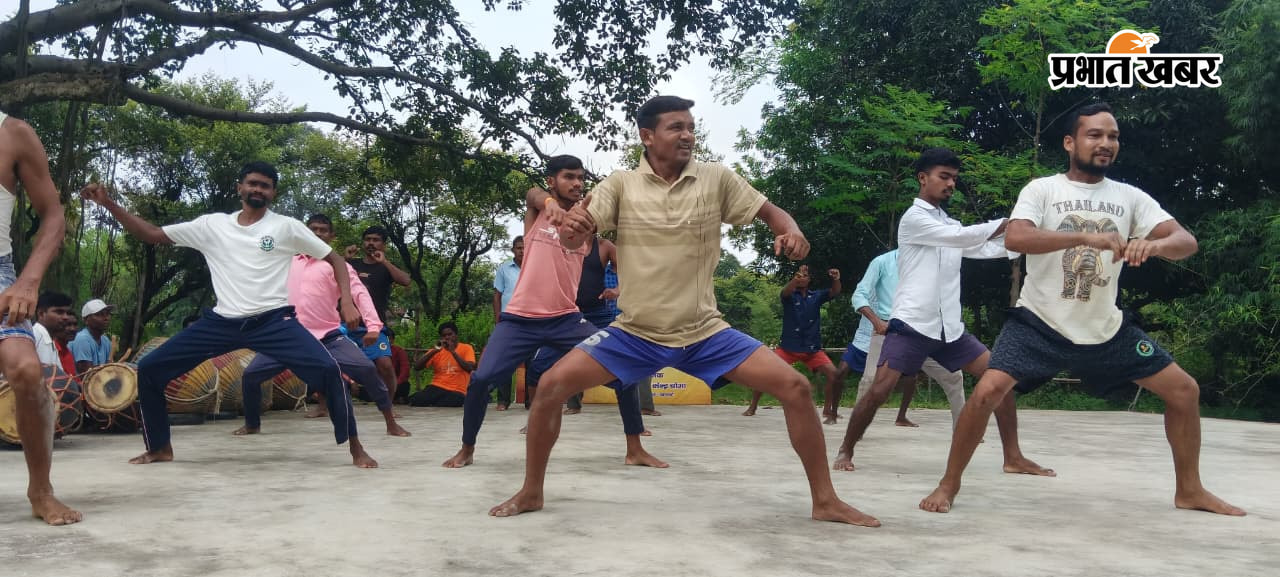 छऊ नृत्य का प्रशिक्षण लेते कलाकार. 