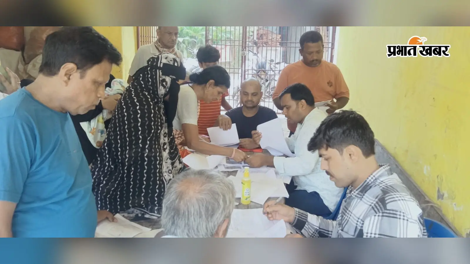 मुजफ्फरपुर में राशन कार्ड के लिए लगा विशेष कैंप, एक ही कैंप में जमा हुए 355 आवेदन