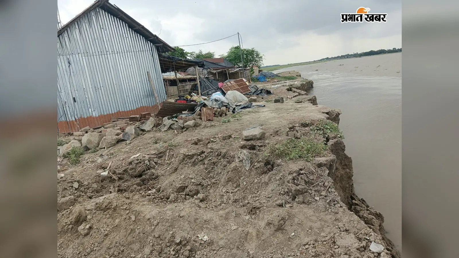 गंगा का दिखा रौद्र रूप, स्कूल समेत कई घर नदी में समाए; पलायन को मजबूर ग्रामीण