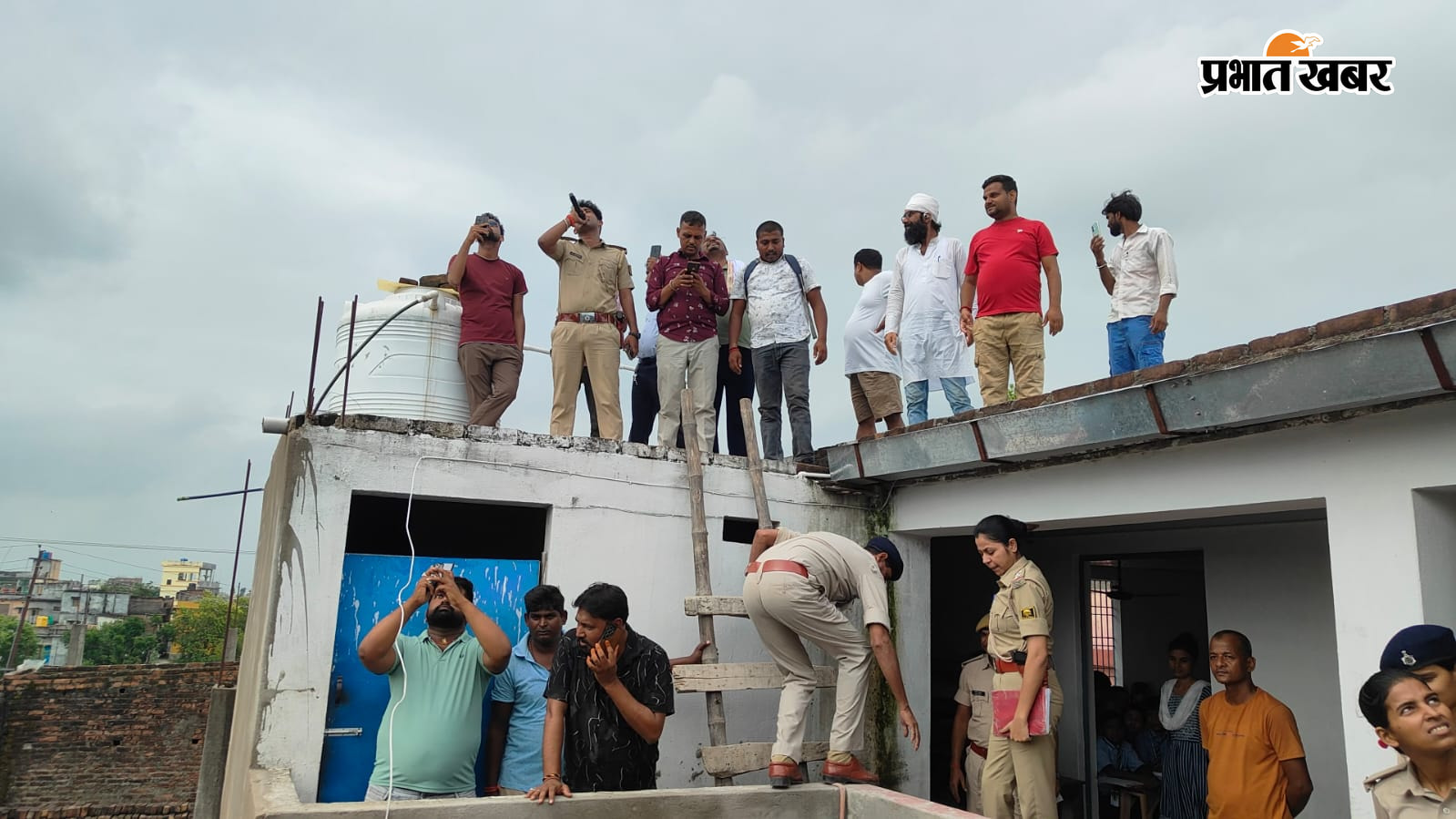 युवती से संवाद करते थानाध्यक्ष. | Prabhat Khabar Network