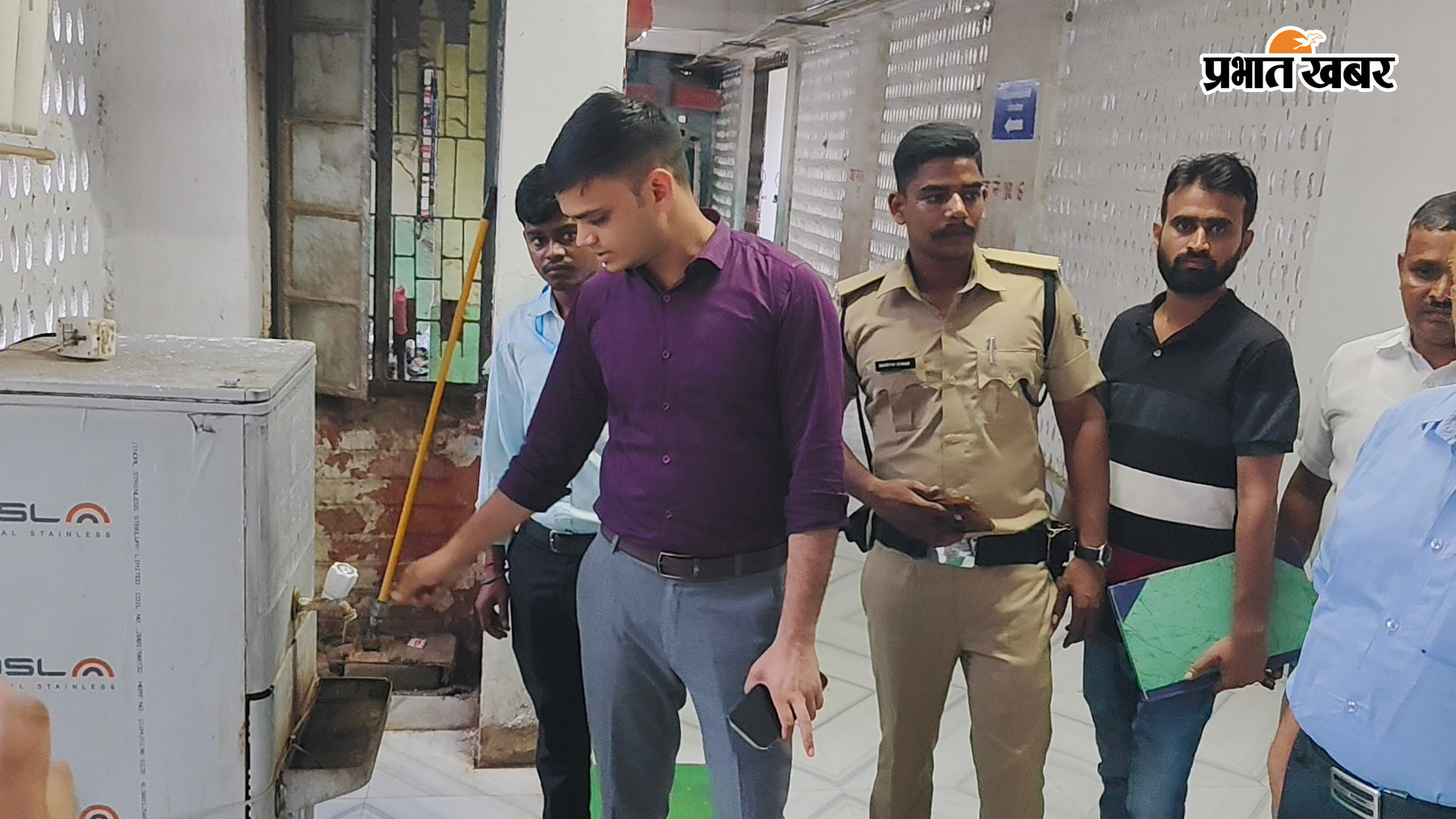 अनुमंडलीय अस्पताल का निरीक्षण करते एसडीओ जतिन कुमार साथ में उपाधीक्षक डॉ उदय कुमार | Prabhat Khabar Network