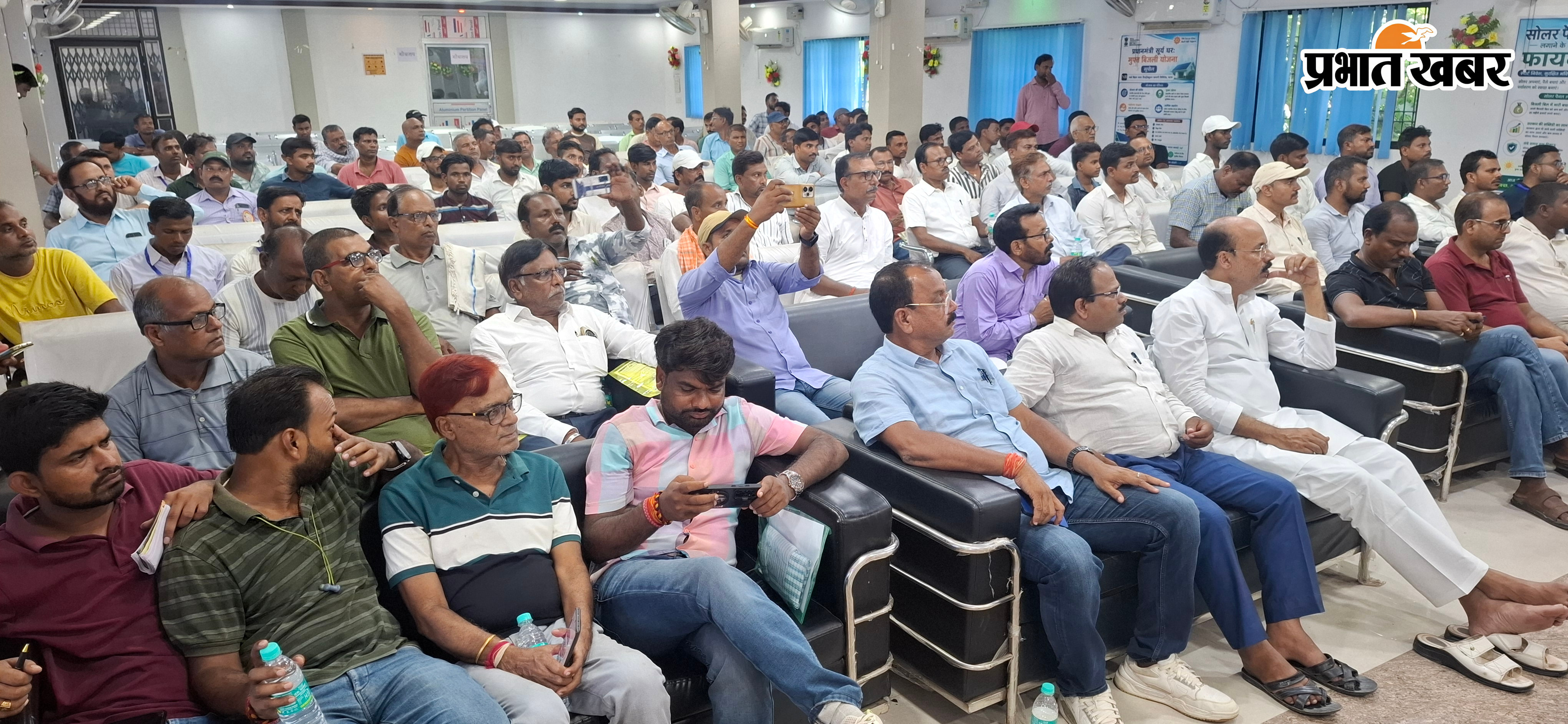 पीएम सूर्य घर मुफ्त बिजली योजना को लेकर त्रिवेणीगंज में एनबीपीबीसीएल सोलर सम्मेलन आयोजित, लाभुकों को किया गया सम्मानित  | Prabhat Khabar Network