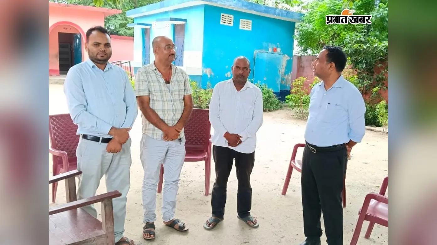 'रास्ता नहीं तो पढ़ाई कैसे?' भवानीपुर के त्रिलोकी टोला स्कूल की बड़ी समस्या पर जागा प्रशासन, खेतों से होकर गुजरते हैं छात्र