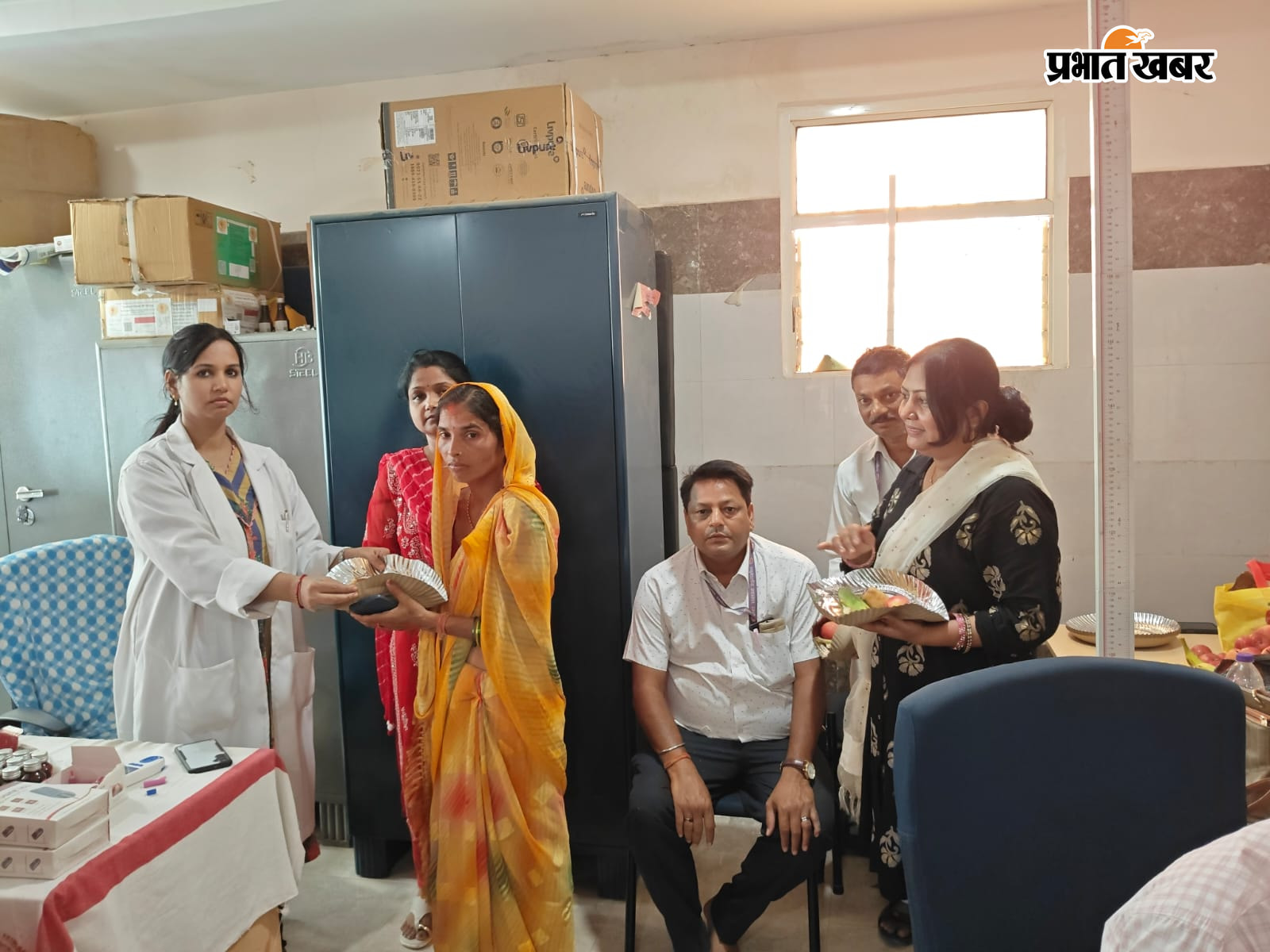 जांच के बाद फल का वितरण करती अनुमंडल अस्पताल रक्सौल की उपाधीक्षक. | Prabhat Khabar Network