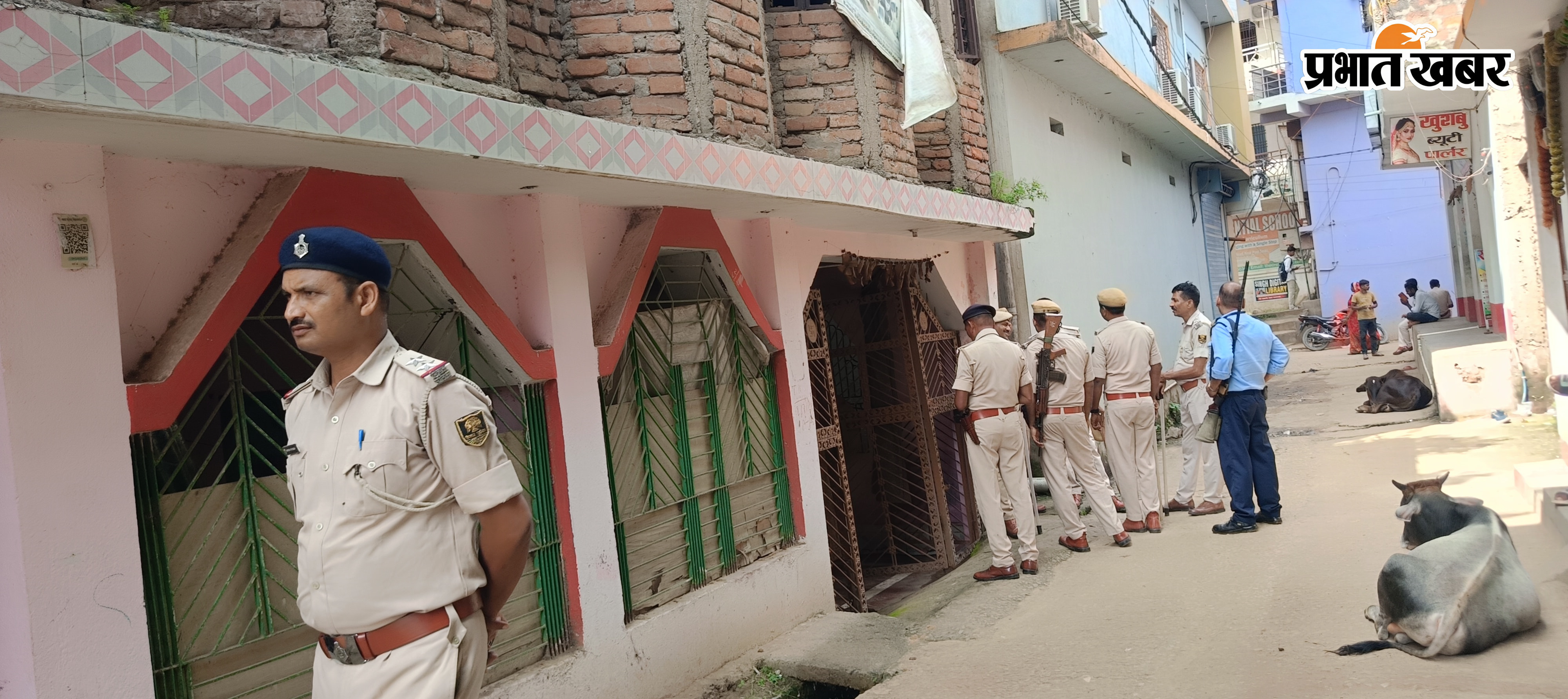बिक्रमगंज पानी टंकी मुहल्ले के इसी मकान को बैंक द्वारा सील करने की कार्रवाई हुई  | Prabhat Khabar Network