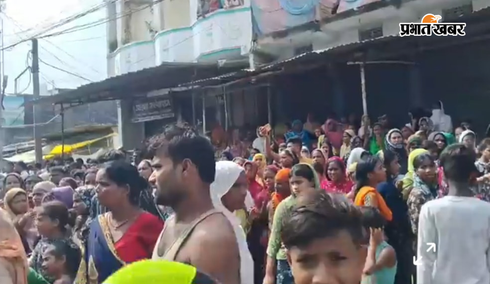 सड़क जाम करते मृतक के परिजन व ग्रामीण | Prabhat Khabar Network