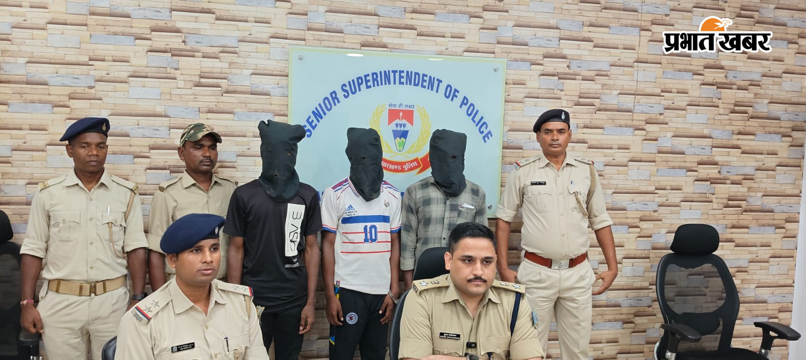 जानकारी देती पुलिस व गिरफ्तार आरोपी. 