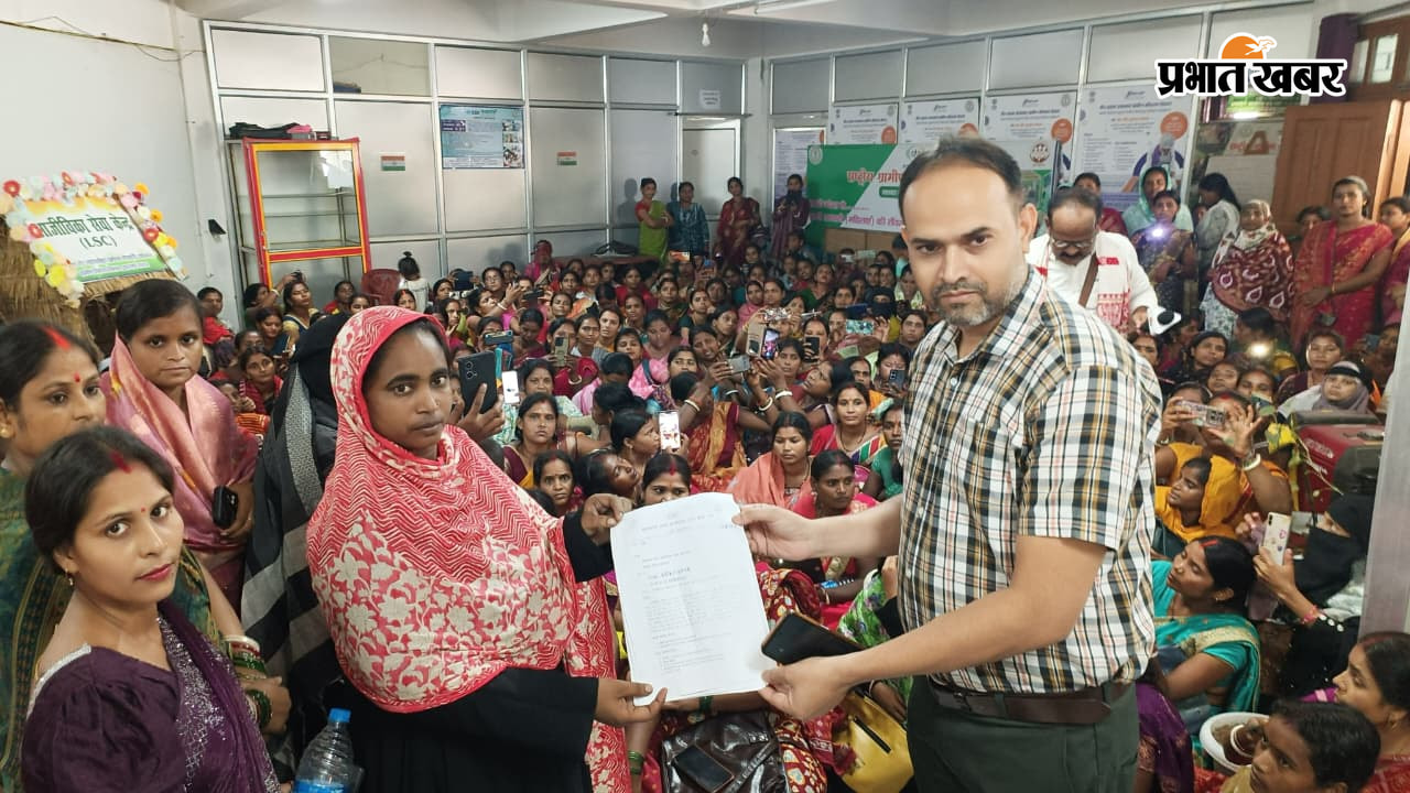 फोटो नं 25 एसबीजी 4,5,6 हैकैप्सन - मंगलवार को नारेबाजी करती जेएसएलपीएस की दीदीगणजिला समन्वयक को ज्ञापन सौपती जेएसएलपीएस की दीदीगणधरना पर बैठी जेएसएलपीएस की दीदीगण | Prabhat Khabar Network