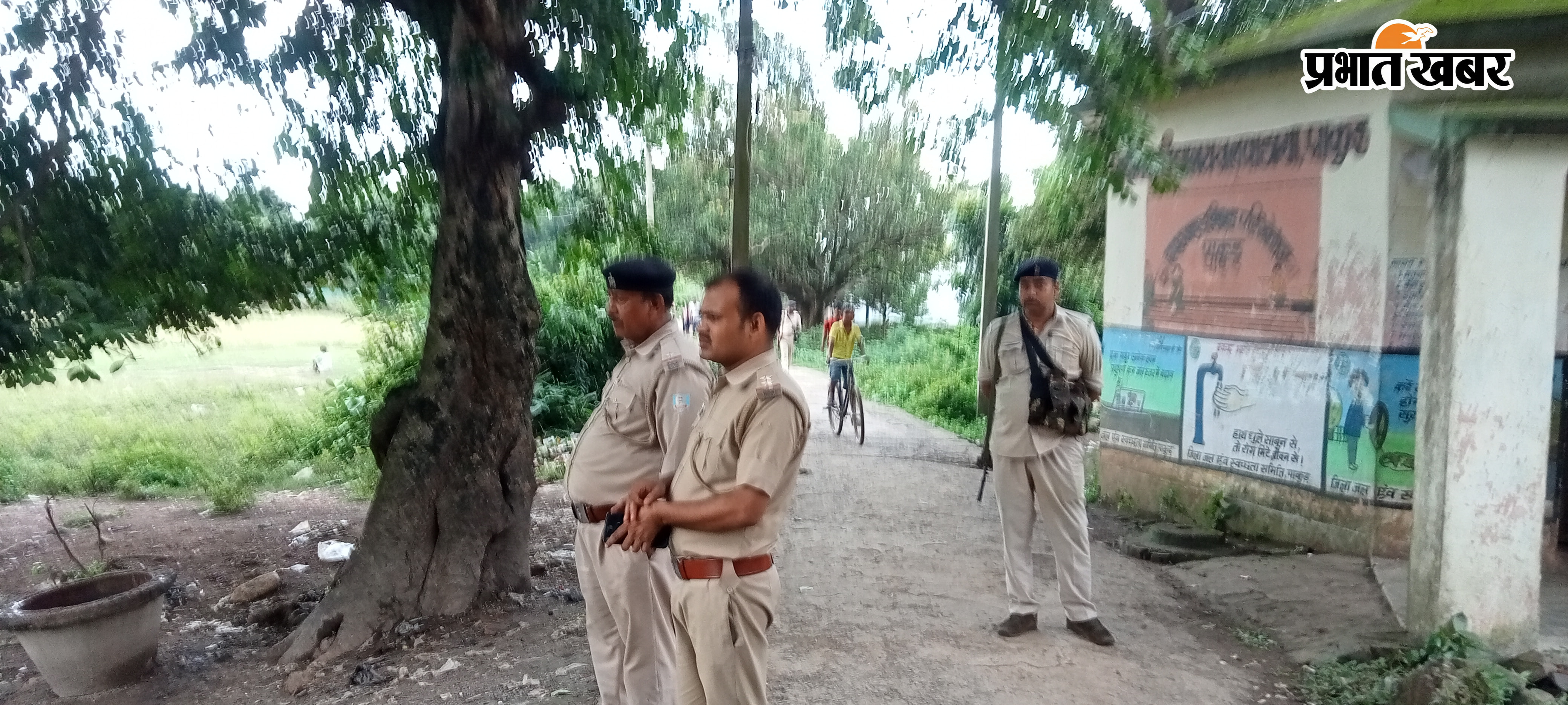 महुआ डंगा में छानबीन करती पुलिस, पीड़ित के घर पर जुटे परिजन | Prabhat Khabar Network