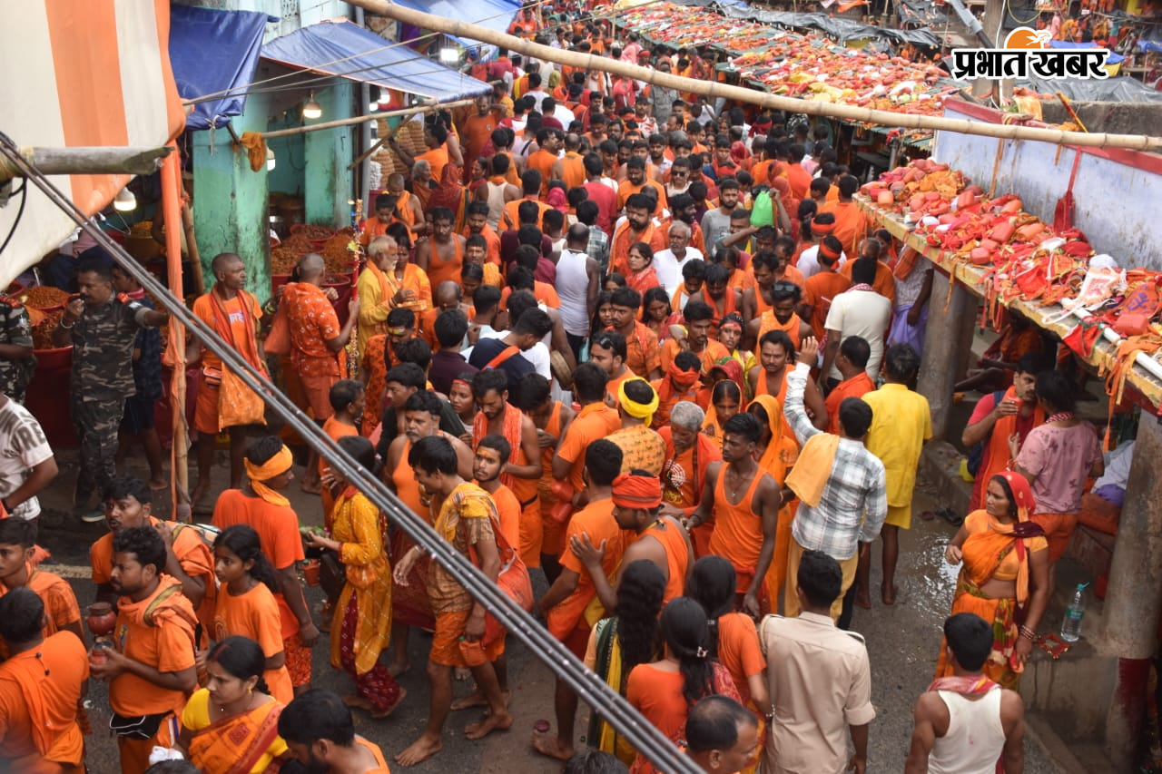 बासुकिनाथ मंदिर में श्रद्धालुओं की भीड़, आरती करते एवं गर्भगृह में प्रवेश करते श्रद्धालुओं की कतार | Prabhat Khabar Network