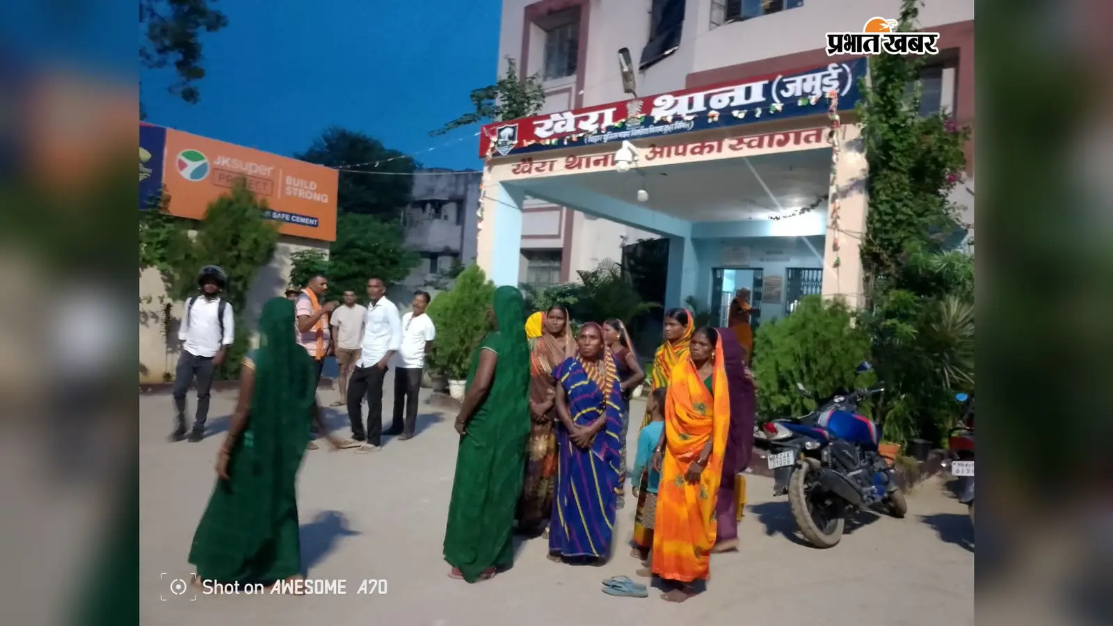लोन दिलाने के नाम पर महादलित महिलाओं से धोखाधड़ी का आरोप, दस्तावेज लेकर निकाले गए हजारों रुपये