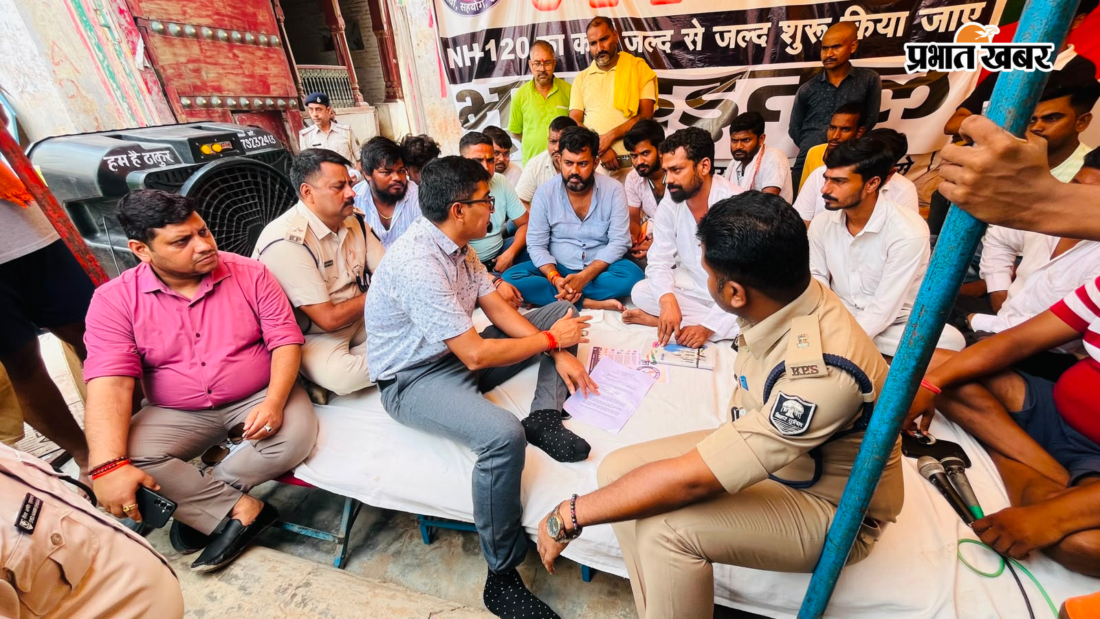 भूख हड़ताल पर बैठे स्वयं शक्ति के लोगों से बातचीत करते एसडीएम   2, एनएच 120 पेट्रोल पंप के पास फंसा ट्रक | Prabhat Khabar Network