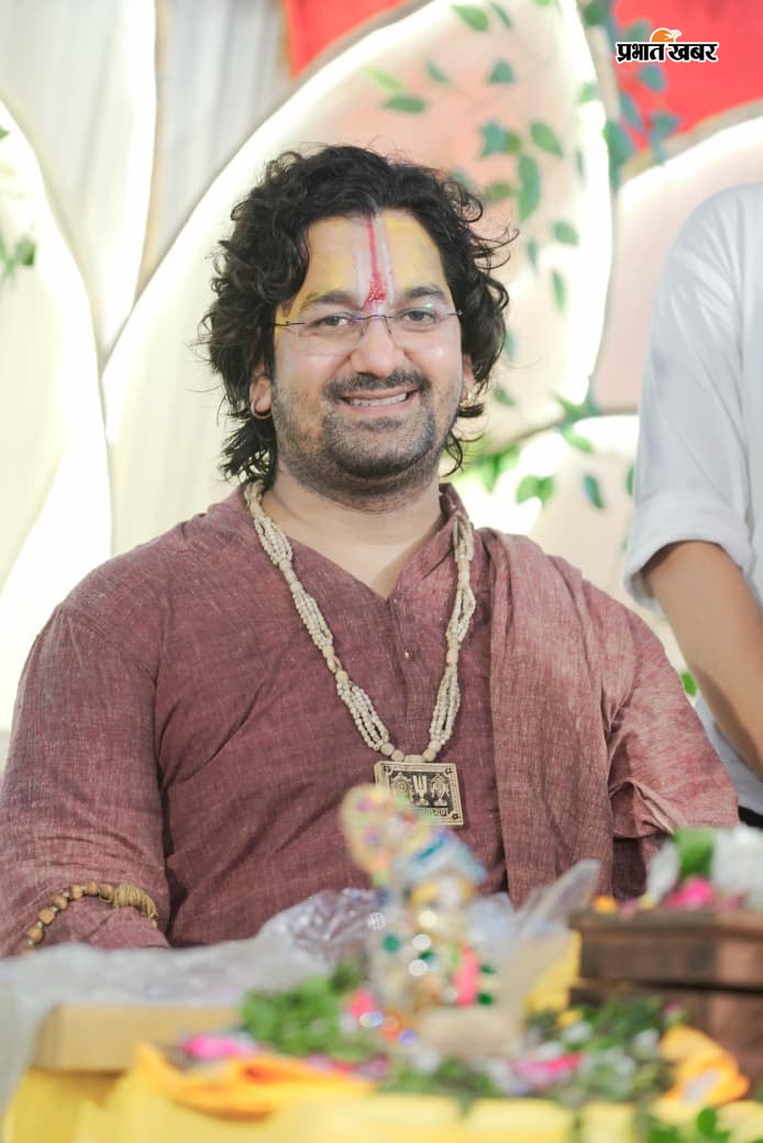 व्यासपीठ कि पूजा करते श्रद्धालु | Prabhat Khabar Network