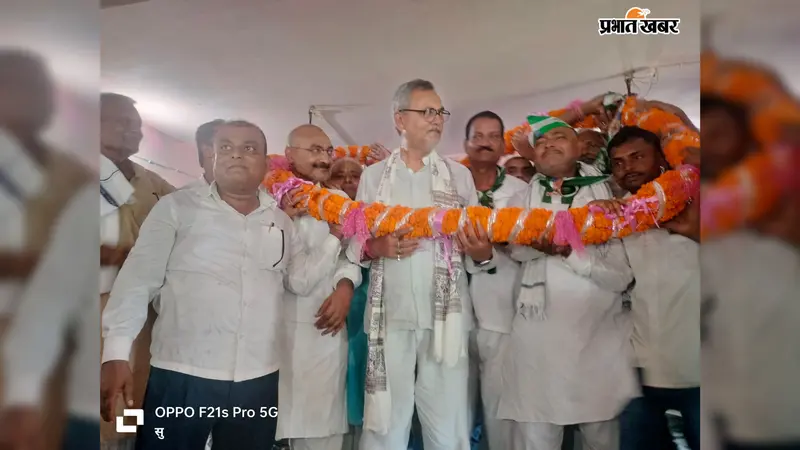 विधायक विनय कुमार चौधरी को फूल माला से सम्मानित करते एनडीए कार्यकर्ता  | Prabhat Khabar Network